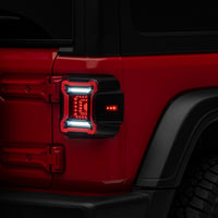 Raxiom 18-22 Jeep Wrangler JL Axial Plateau Plateau פנסי LED אחוריים- בית שחור (עדשה מעושנת)