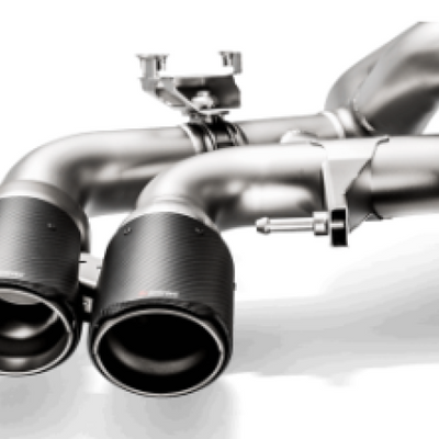 Akrapovic 18+ BMW M5 (F90) Evolution Tail Pipe Set (פחמן) עם לוגו Akrapovic אדום/לבן