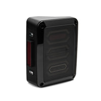 Raxiom 07-18 ג'יפ רנגלר JK LED פנסים אחוריים- בית שחור (עדשה מעושנת)