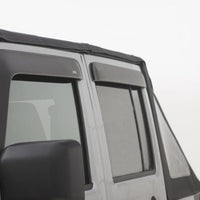 AVS 07-18 Jeep Wrangler Unlimited Ventvisor & Aeroskin Deflector Combo Kit - שחור מט