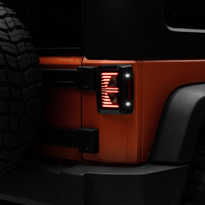 Raxiom 07-18 ג'יפ רנגלר JK Axial Series Vision LED פנסים אחוריים- בית שחור (עדשה מעושנת)