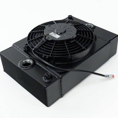 CSF מרוץ גרירה אוניברסלי / רדיאטור טאק עם מאוורר ספל של 9 אינץ' - 10.5 אינץ' H x 10 אינץ' L x 3.6 אינץ' W - שחור