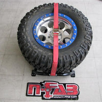 מנשא צמיגים רכוב למיטה N-Fab אוניברסלי - שחור מבריק - רצועה אדומה