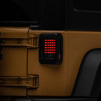 Raxiom 07-18 ג'יפ רנגלר JK LED פנסים אחוריים- בית שחור (עדשה מעושנת)