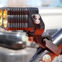 KC HiLiTES אוניברסלי 40 מעלות A-Pillar Tube Clamp Mount Light (1.5-2in. קוטר מוטות) - זוג