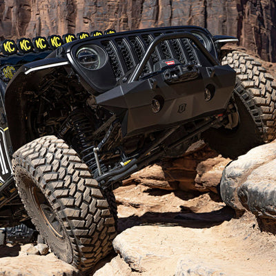 ICON 2018+ Jeep Wrangler JL / 2020+ Jeep Gladiator JT Pro שקוע אימפקט פגוש קדמי עם בר וכרטיסיות