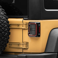 Raxiom 07-18 Jeep Wrangler JK Axial Series LED Halo Lights - בית שחור (עדשה מעושנת כהה)